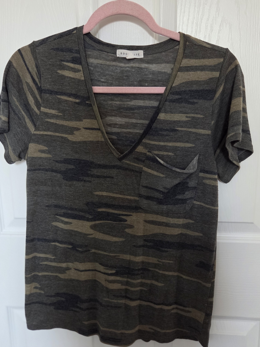 Socialite Women's V-Neck Camo Pocket Tee - Olive and Black